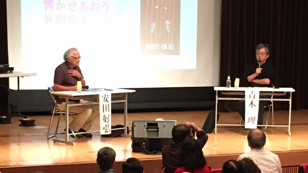 対談する弁護士の安田好弘氏（右）とジャーナリストの青木理氏（2018年10月3日、星稜会館）。