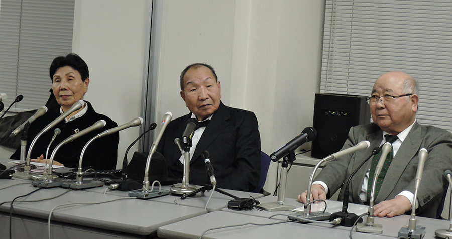 記者会見に臨む袴田巖さん