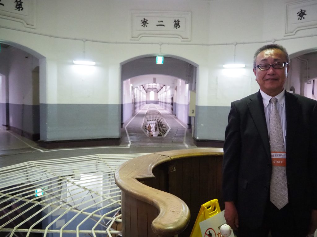 手塚文哉氏-中央監視席にて